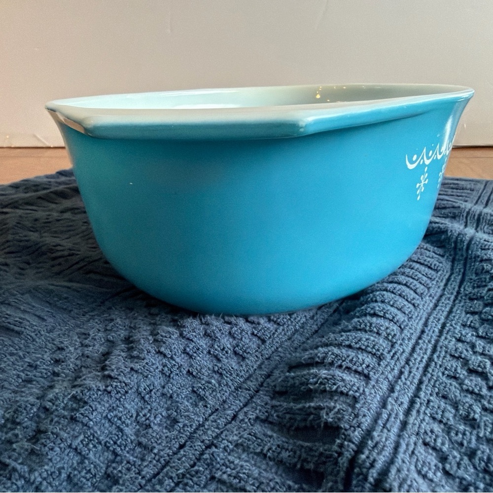 Pyrex Snowflake design lg 2.5 qt casserole dish, with white intact lid. - Picture 7 of 12